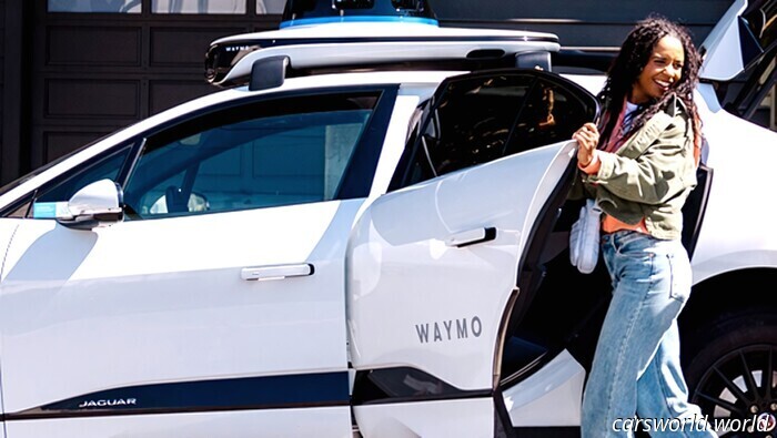 Le persone ricevono 24 dollari solo per avvicinarsi e chiudere la porta di un robotaxi | Carscoops